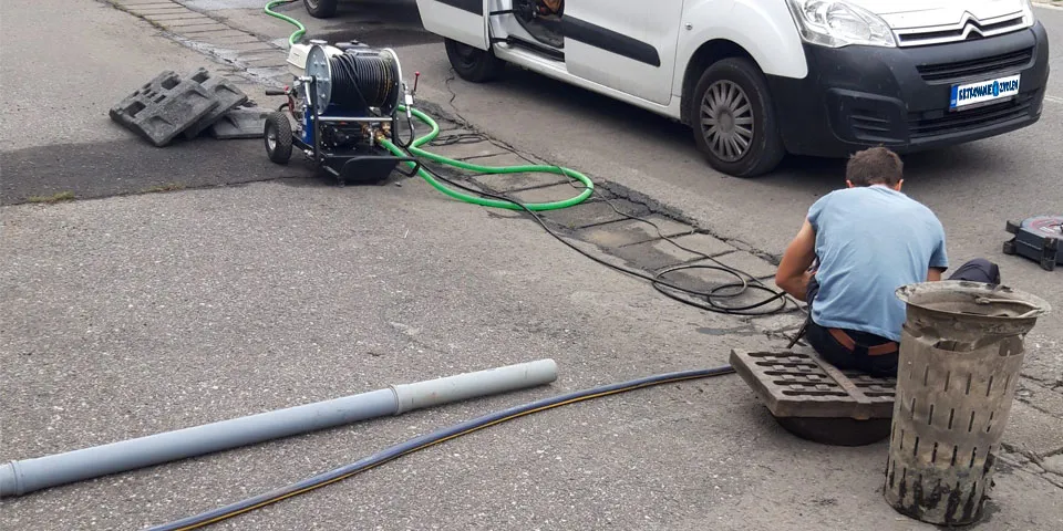 Čistenie, krtkovanie kanalizácie. Čistenie odpadového potrubia kanalizácie s priemerom od 20 – 300mm. Cena za krtkovanie, čistenie upchatého potrubia kanalizácie.